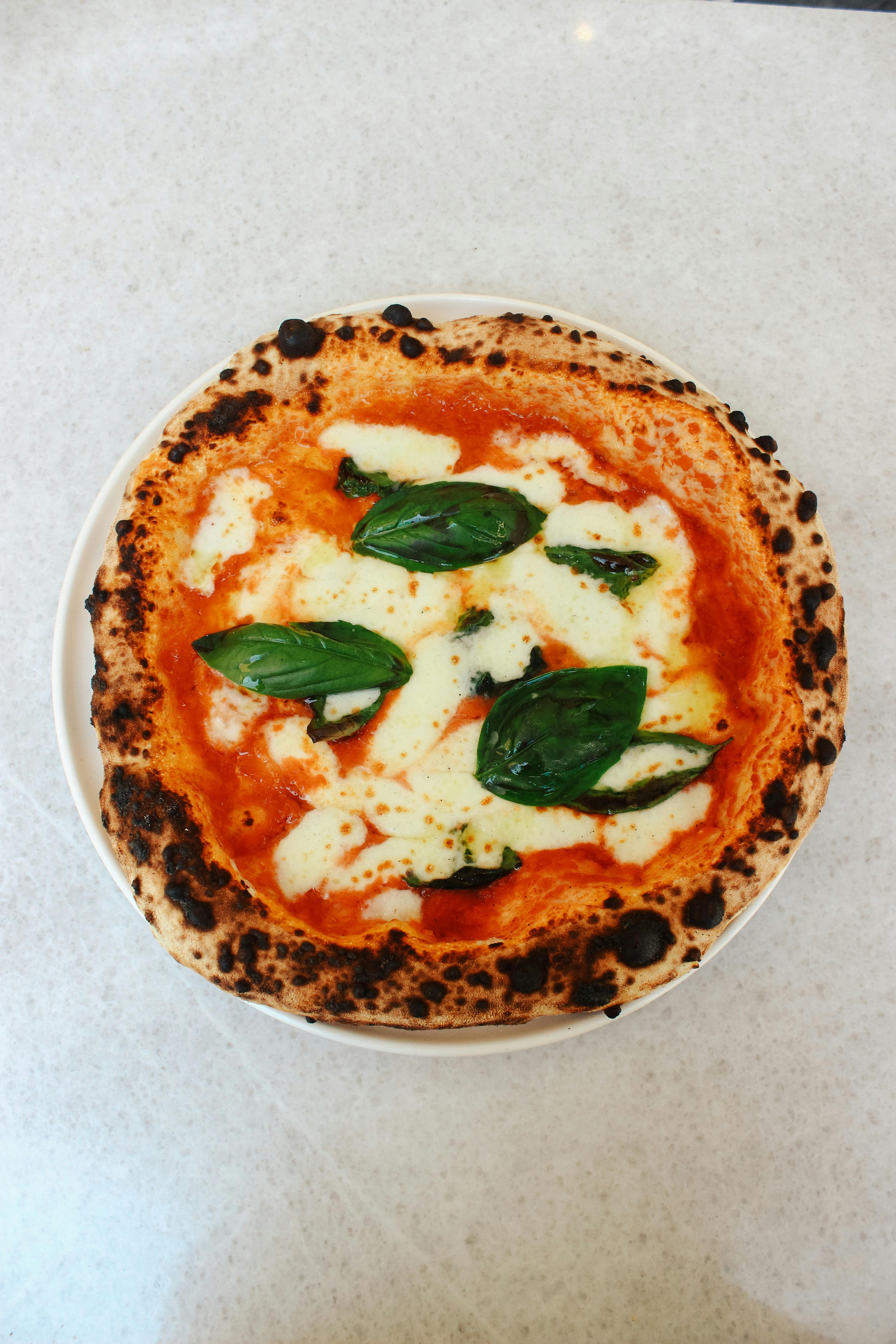 Pizza napolitana como referencia visual de la evolución italiana de la receta